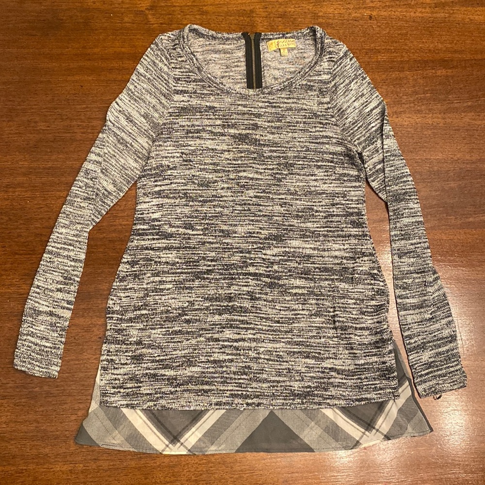 Vera Wang long sleeve grey shirt with gray plaid underlay.